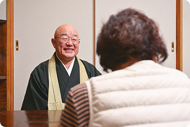 檀家さんのご自宅で説法